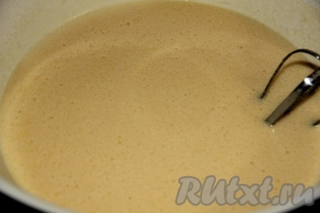 Все хорошо перемешать и поставить на водяную баню, пока масса не увеличится вдвое. При этом интенсивно помешивать.