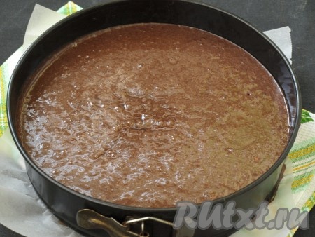 Дно формы диаметром 24 см проложить пергаментом и выложить тесто.
