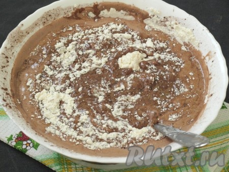 Затем частями добавить просеянную муку вместе с разрыхлителем, хорошо перемешать. Тесто получится похожим на густую сметану.