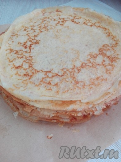 Выпекать блины на хорошо разогретой сковороде до золотистого цвета с двух сторон. Выпекаем, смазывая сковороду минимальным количеством масла. Если блинная сковорода хорошего качества, то смазывать её придётся только перед выпечкой первого блина. Прежде чем выпекать следующий блин, тесто следует перемешивать. Готовые блинчики складываем стопочкой на тарелку и даём им остыть.