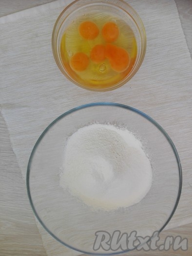 Вначале замесим тесто для блинов, для этого нужно в миску просеять муку и крахмал, добавить соль, яйца и сахар.