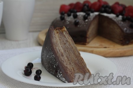 Очень вкусный блинный торт с шоколадным кремом готов. Можно нарезать на кусочки и угощаться.