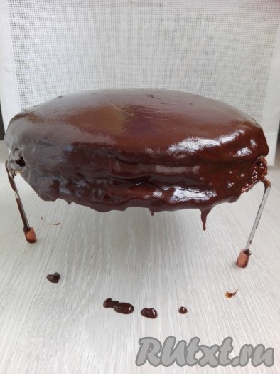 Бока и верх блинного торта тоже покрыть шоколадным кремом.