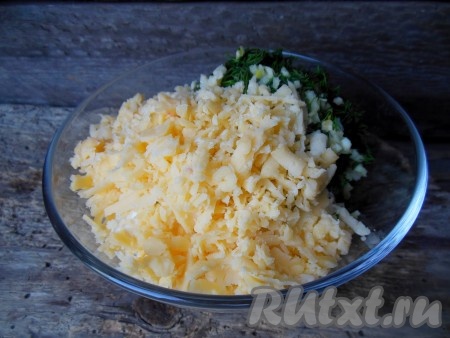 Затем добавьте натёртый твердый сыр, соль и перец по вкусу, перемешайте и подавайте сырно-сметанный соус к столу в качестве дополнения к картофелю, хлебу или другим блюдам..
