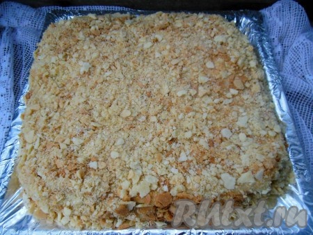 Никаких гнётов торту не потребуется, он и так отлично пропитывается. Оставьте "Наполеон" на 1-2 часа при комнатной температуре, затем уберите для пропитики в холодильник (лучше на ночь).