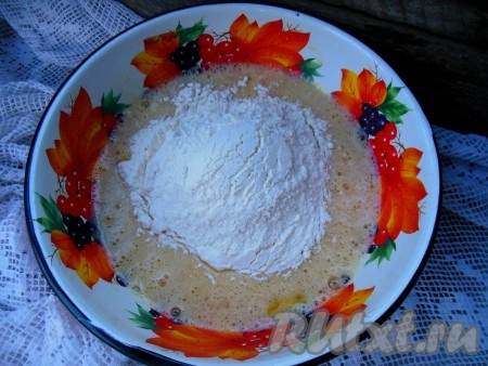 В смесь яиц и сахара добавьте муку и тщательно перемешайте. 