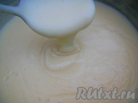 В получившуюся смесь влейте около 1 литра молока и хорошо перемешайте. Заварной крем я варю в кастрюле. В кастрюлю добавьте молочно-яичную смесь и оставшееся молоко, перемешайте и варите, всё время помешивая, на среднем огне. Вначале масса будет жидкой, но минут через 10 начнёт густеть. Как только крем начнёт закипать (пыхтеть, как манка), дайте ему провариться ещё 2-3 минуты на небольшом огне, не забывая помешивать. Уберите крем с плиты, дайте немного остыть. В тёплый крем введите сливочное масло комнатной температуры и взбейте с помощью миксера. Заварной крем для домашнего "Наполеона" готов.