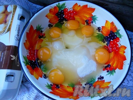 Для приготовления заварного крема яйца взбейте с сахаром и ванильным сахаром венчиком до однородности.