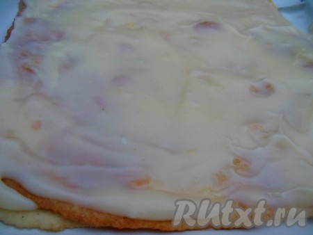 Начинаем собирать домашний торт "Наполеон". На каждый корж нанесите заварной крем (1-2 коржа измельчите и оставьте для посыпки торта) и выложите их друг на друга. Последний корж тоже промажьте кремом и посыпьте верх и бока торта измельчёнными кусочками, отложенными для посыпки.