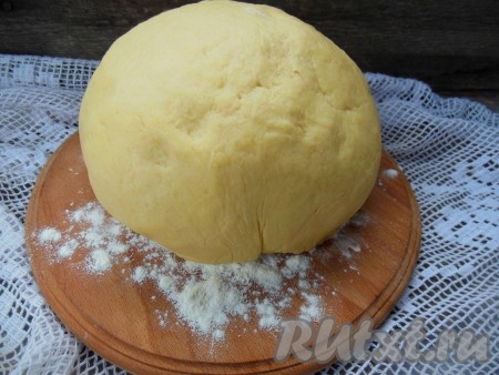 В смесь муки и маргарина влейте яичную смесь, перемешайте, добавьте соду, гашеную уксусом, перемешайте. Затем понемногу влейте холодную воду, замешивая мягкое, немного пристающее к рукам тесто, собирая его в шар. Как только добились нужной консистенции теста, значит больше воду добавлять не нужно.