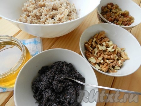 Изюм промыть, залить кипятком и оставить на 30 минут. Воду слить, изюм обсушить. Орехи очистить, подсушить на сковороде, затем мелко нарезать.
