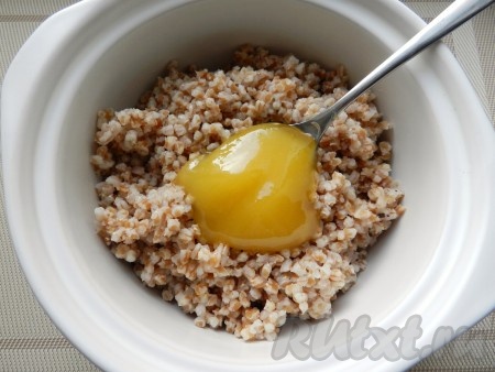 В пшеницу добавить мед, перемешать, чтобы он растворился. Можно добавить больше или меньше меда по своему вкусу.