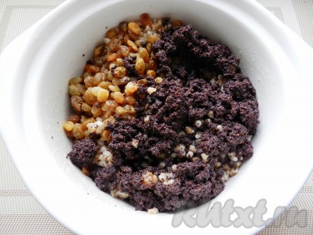 Добавить орехи, изюм и мак.