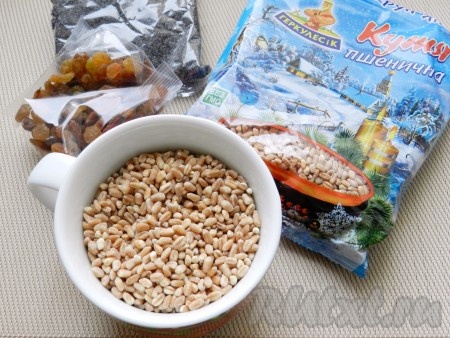 Пшеницу промыть, залить тремя стаканами кипятка и отварить до готовности в течение 35-40 минут. Откинуть на сито и остудить.
