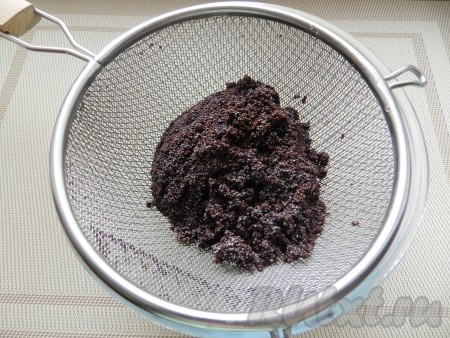 Мак залить кипятком и оставить на 30 минут. Затем воду слить