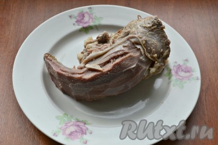 Язык полностью залить водой, поставить на огонь, после закипания воду посолить, огонь уменьшить и варить язык до готовности (свиной язык варится 1,5-2 часа, говяжий - 2-2,5 часа). Сразу поместить вареный язык в холодную воду и снять с него кожу. Язык полностью остудить.