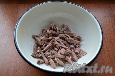 Нарезать язык брусочками в миску.
