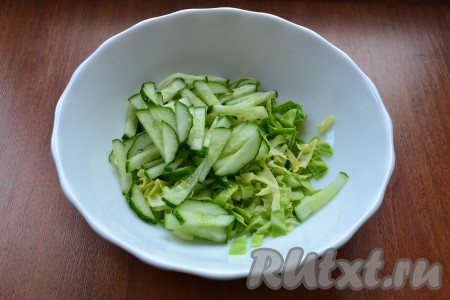 Редиску и огурчик вымыть. Обрезать у редиса и огурца кончики с двух сторон. Капусту тонко нарезать. Если капуста не молодая, тогда присолите её и хорошо помните руками. Выложить капусту в миску, добавить нарезанный брусочками свежий огурец.