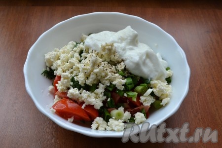 Салат посолить и поперчить, добавить сметану, перемешать.