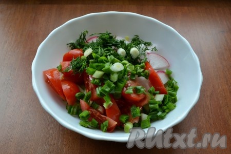 Зелень вымыть, стряхнуть лишнюю воду, затем мелко нарезать и выложить в салат.