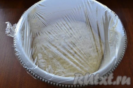 Посуду с тестом накрыть пищевой пленкой и оставить в теплом месте на 40-50 минут.