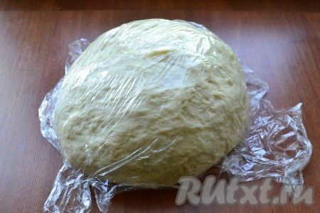 Затем тесто нужно хорошо вымесить, подсыпая оставшиеся 100 г муки. Тесто оставить на столе, накрыв пленкой на 20-30 минут, еще раз вымесить.