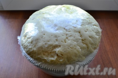 За это время тесто сильно подойдет.