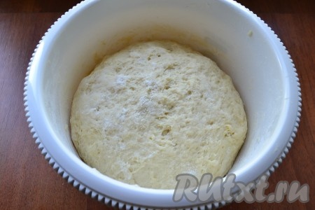 Тесто собрать в ком (вымешивать не нужно).