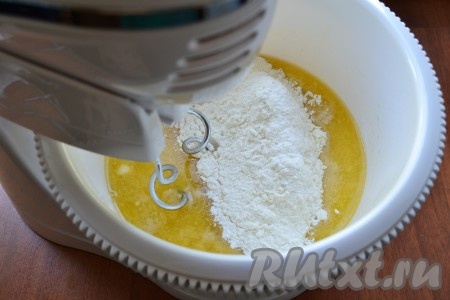 Далее руками или миксером со специальными насадками замешивать тесто, добавляя частями просеянную муку. У меня для замеса теста ушло 700 грамм муки.
