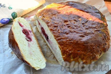 Я испекла 2 больших пирога с вишней.