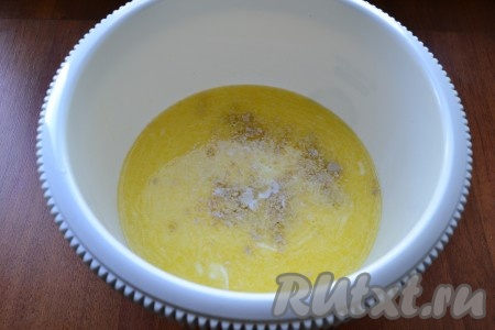 Смесь масла и молока должна быть теплой. В эту смесь раскрошить свежие дрожжи, всыпать сахар, ванильный сахар и соль. Размешать до растворения сахара и дрожжей.
