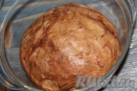 Оставить тесто на 1-1,5 часа. Тесто с какао хорошо поднимется.
