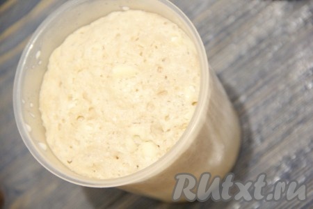 В тёплое молоко добавить дрожжи, 1 столовую ложку муки и 1 чайную ложку сахара, перемешать и оставить опару на 15 минут в тепле. На поверхности опары появится пышная шапка.
