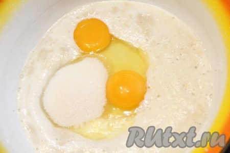 Далее всыпать ванильный сахар и оставшийся сахар.
