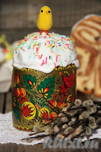 Готовые куличи остудить, а затем покрыть глазурью. Я покрыла куличи белковой глазурью. Для приготовления глазури соединить яичный белок с 3-4 столовыми ложками сахарной пудры и взбить до однородного состояния.
