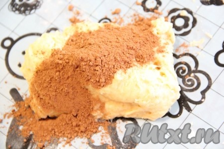 В другую часть теста добавить какао.