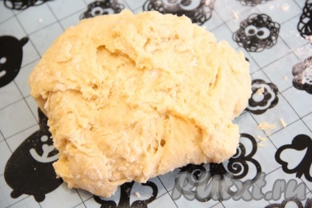 Замесить слегка липнущее, мягкое тесто.
