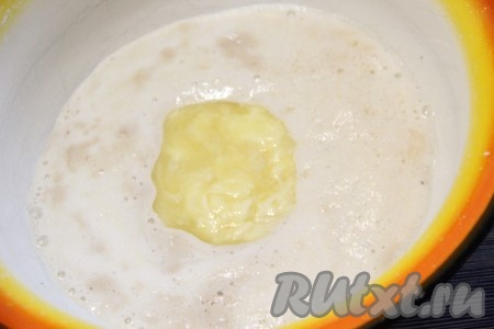В глубокой миске соединить опару и растопленное тёплое сливочное масло, перемешать.
