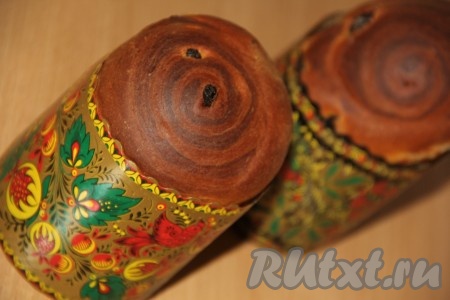 Затем поставить формы с тестом в разогретую духовку и выпекать, примерно, 35 минут при температуре 200 градусов. Готовность двухцветного кулича проверить сухой лучинкой.
