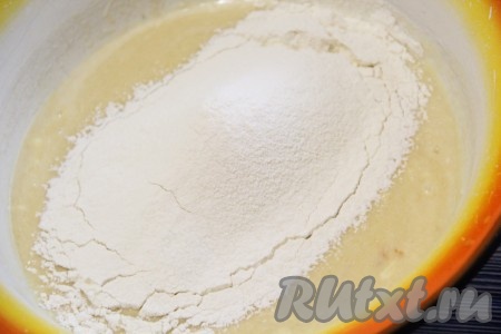 Затем всыпать просеянную муку.