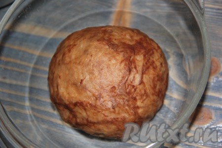 Хорошо вымесить каждую часть теста. Каждую часть теста выложить в миску, смазанную растительным маслом, накрыть плёнкой или полотенцем и поставить в тёплое место.
