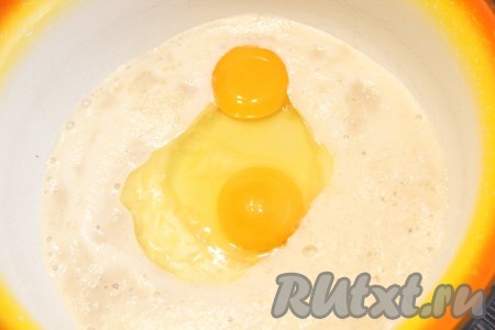 Затем добавить яйцо и желток.
