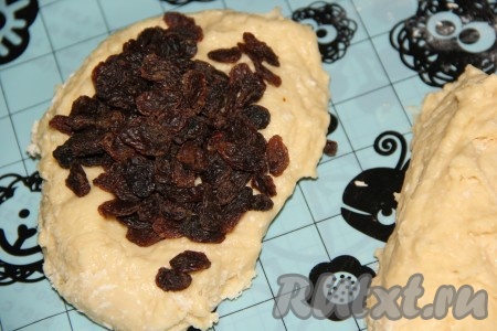 Тесто разделить на две равные части. В одну часть добавить изюм.

