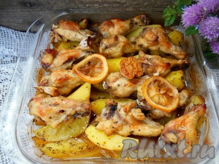 Накройте форму сверху фольгой и поставьте в духовку (если форма, в которой вы запекаете, стеклянная - ставьте в холодную духовку, иначе - в разогретую). Запекайте куриные крылышки с картофелем при температуре 180 градусов около 40 минут, затем фольгу снимите и запекайте еще 15-20 минут (до румяности). Готовность мяса можно проверить, разрезав крыло, - выделяющийся сок должен быть прозрачным. 