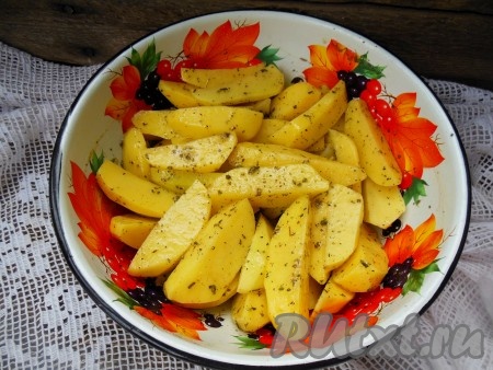 Картофель оставьте мариноваться минут на 15-20.
