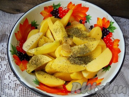 Добавьте к картошке соль по вкусу, горчицу и растительное масло, посыпьте прованскими травами и хорошо перемешайте.
