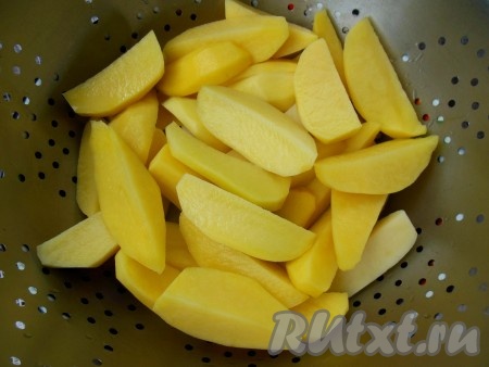 Картофель очистите, разрежьте на 4 части.
