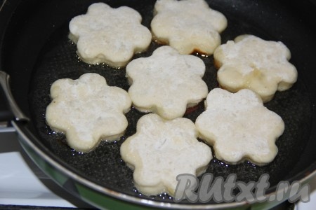 На сковороду влить масло и хорошо разогреть. Выложить картофельные сконы на сковороду.