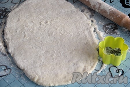 Хорошо припылить мукой поверхность стола и аккуратно раскатать картофельную массу. Верх массы тоже припылить мукой. Толщина пласта должна быть, примерно, 1-1,5 см.
