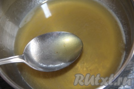 Желатин поставить на средний огонь и, помешивая, растворить до однородного состояния, не кипятить!